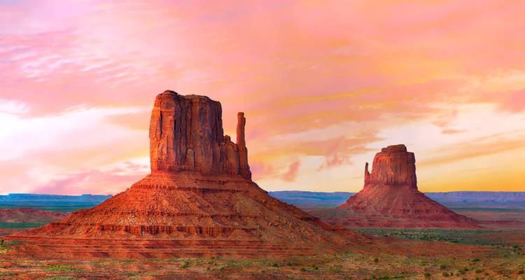 Les buttes de Monument Valley avec un ciel coloré.