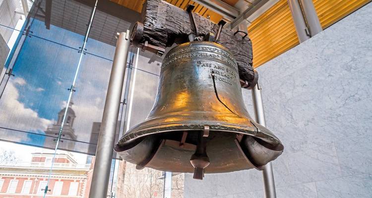De Liberty Bell tentoongesteld binnenshuis, met zijn historische barst zichtbaar.