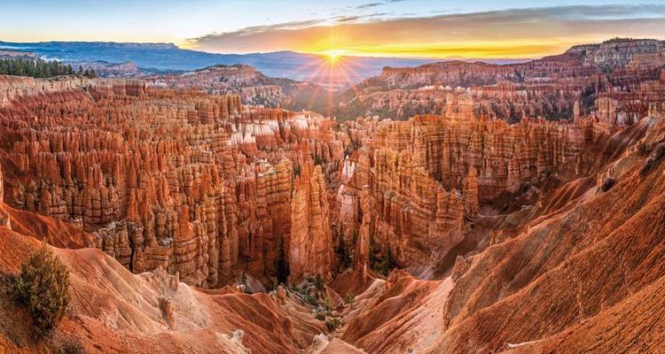 Uitgestrekte vlakte van Bryce Canyon tijdens zonsopgang.