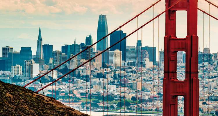 Le Golden Gate Bridge avec une vue panoramique sur l'horizon de San Francisco.
