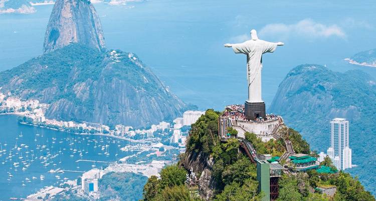 Christus der Erlöser Statue mit Blick über die Stadtlandschaft von Rio de Janeiro.