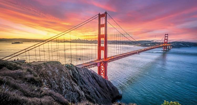 Puente Golden Gate durante una puesta de sol vibrante.