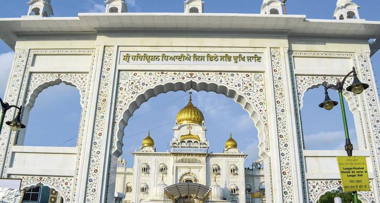 Goldener Tempeleingang mit detaillierten Schnitzereien.