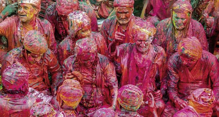 Menschen, die Holi mit bunten Pulvern feiern.
