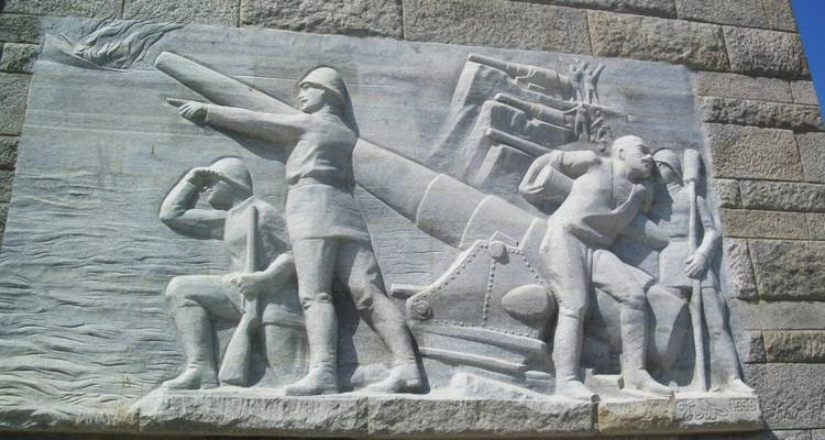 Relieve de piedra que representa soldados con artillería.
