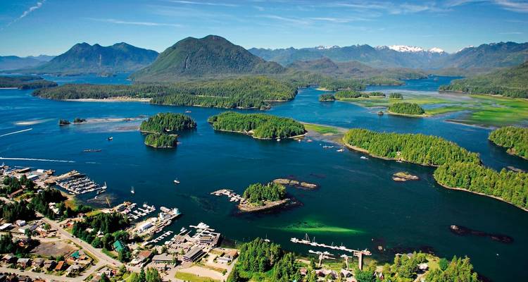 Luftaufnahme einer Küstenregion mit vielen Inseln und Hafen.