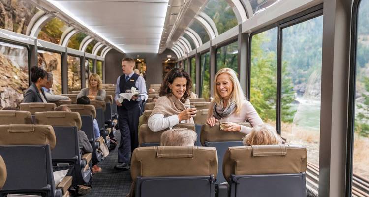 Passagiers die genieten van een treinreis met versnaperingen.
