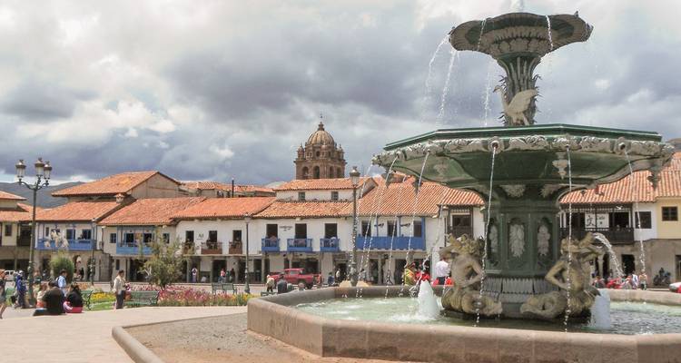 Brunnen und Kolonialarchitektur auf einem belebten Stadtplatz.