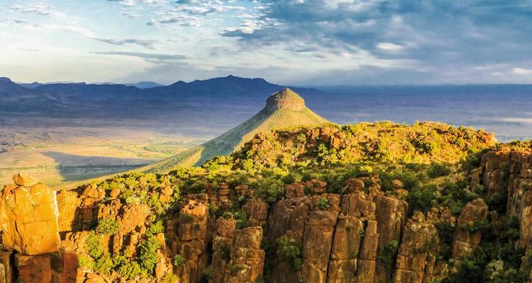 Bergige Landschaft mit üppiger Vegetation.