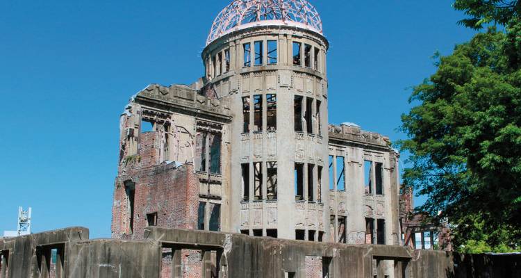 Le Dôme de la Bombe Atomique d'Hiroshima sous un ciel bleu clair.