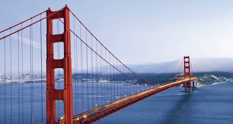 Golden Gate Bridge, die sich unter einem bewölkten Himmel über die Bucht spannt.