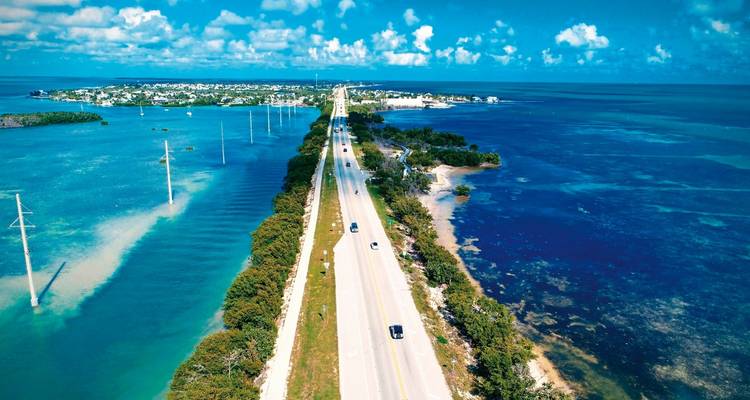 Vue aérienne de l'Overseas Highway s'étendant sur les eaux turquoise des Keys de Floride
