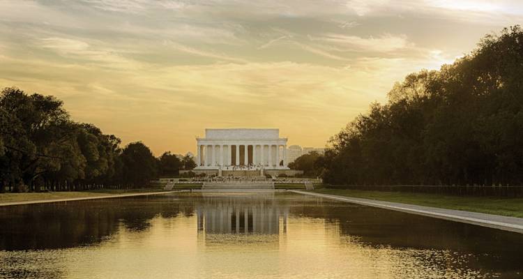 Spiegelbekken en Lincoln Memorial bij zonsondergang