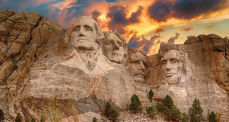 Mount Rushmore bij zonsondergang met dramatische wolken