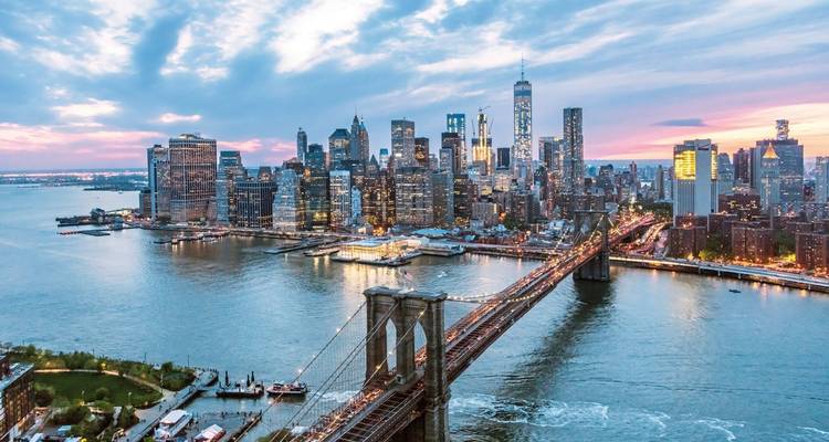 Luchtfoto van de skyline van New York City bij schemering