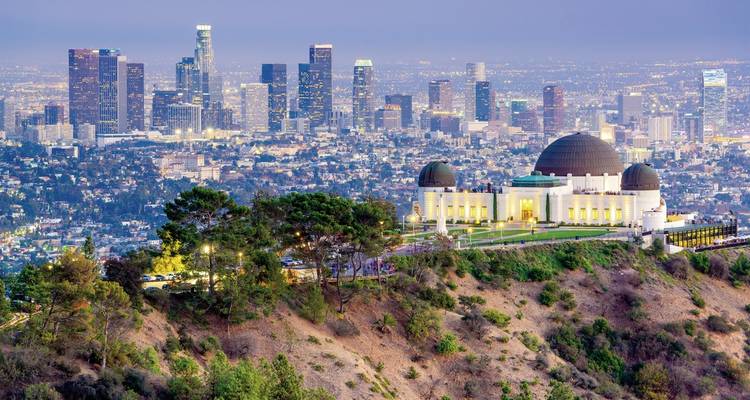Observatorio Griffith con el horizonte de Los Ángeles al atardecer.