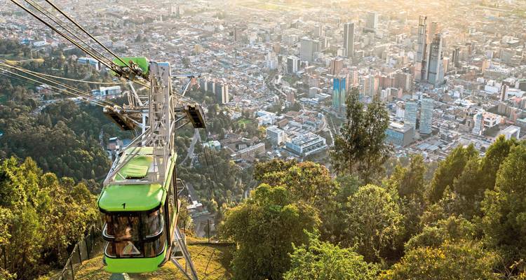 Seilbahn mit der Stadt darunter, gesehen von einem hohen Aussichtspunkt.