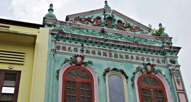 Un bâtiment historique magnifiquement décoré avec des caractères chinois dessus.