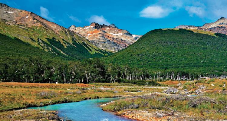 Schilderachtig berglandschap met een kronkelende rivier en bos.