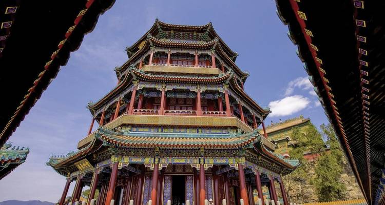 Pagode chinoise traditionnelle à plusieurs étages contre un ciel bleu.