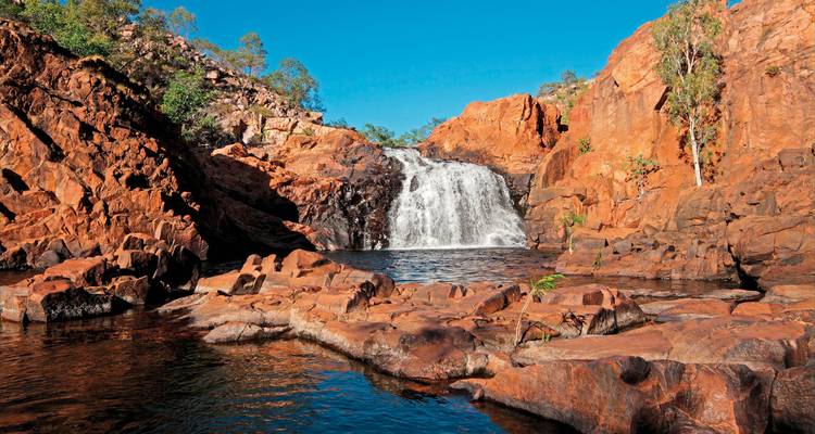 Una cascada escénica que desciende hacia una piscina natural.
