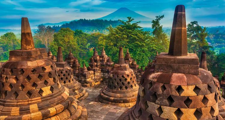 Borobudur-Tempel mit einem Berg im Hintergrund.