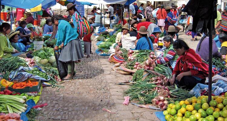 Geschäftiger Markt im Freien mit Händlern und Erzeugnissen.