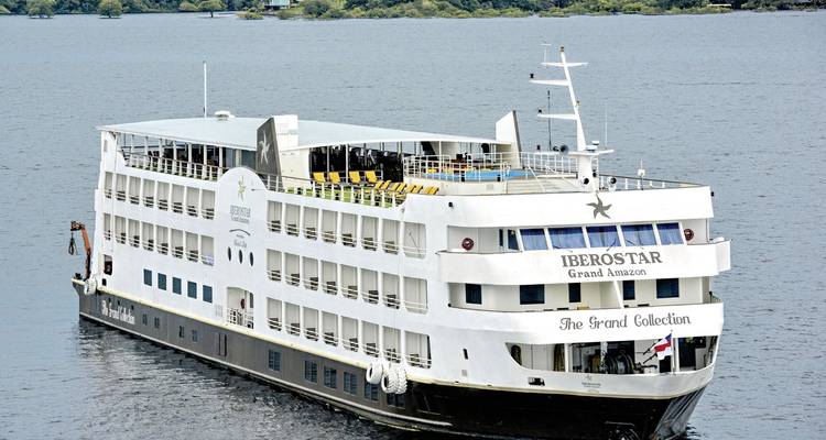 Un grand navire de croisière sur une étendue d'eau.