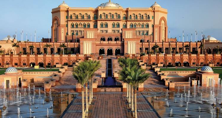 Luxuriöser Palast mit großartiger architektonischer Gestaltung.