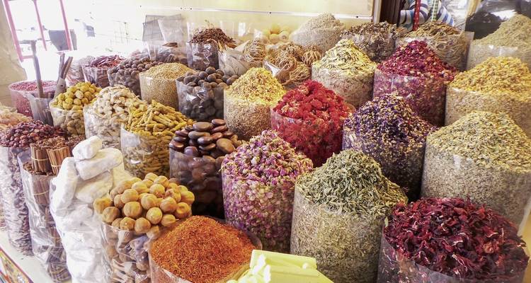 Auslage bunter Gewürze auf einem Markt.