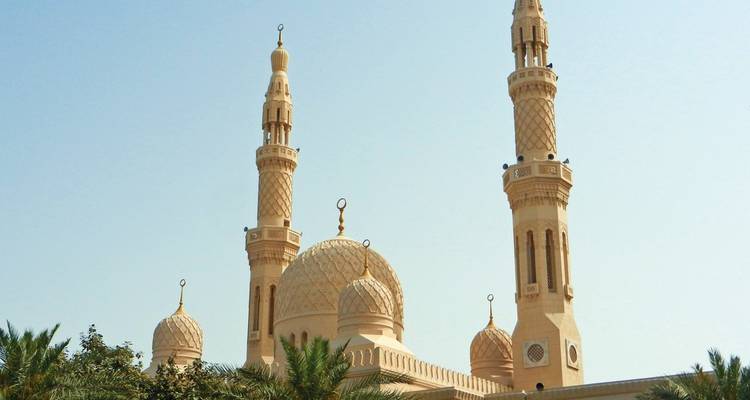 Eine Moschee mit Kuppeln und Minaretten.
