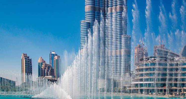 Wolkenkratzer und Wasserfontänen in Dubai.