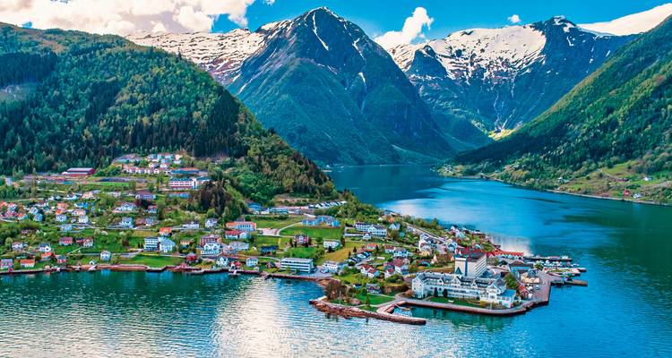 Kleine Stadt an einem Fjord mit Bergen.