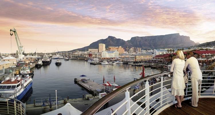 Uitzicht op de waterkant met de Tafelberg op de achtergrond.