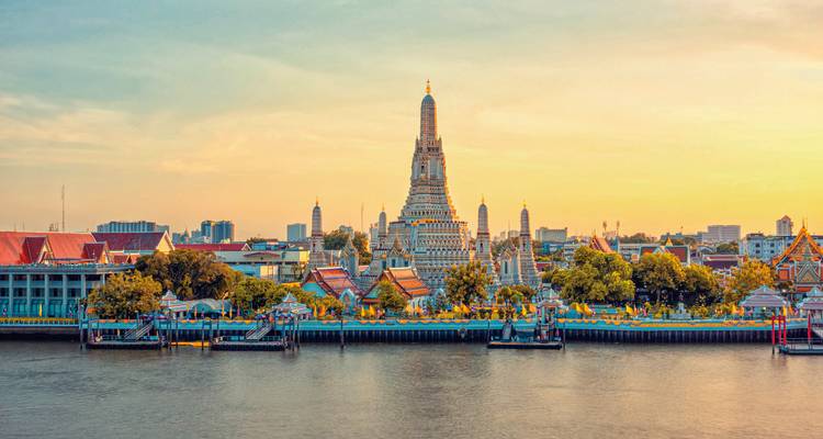 Wunderschöner Wat Arun Tempel am Flussufer bei Sonnenuntergang.