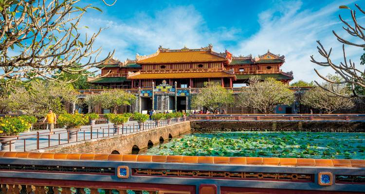 Prachtig historisch gebouw met lotusvijver.