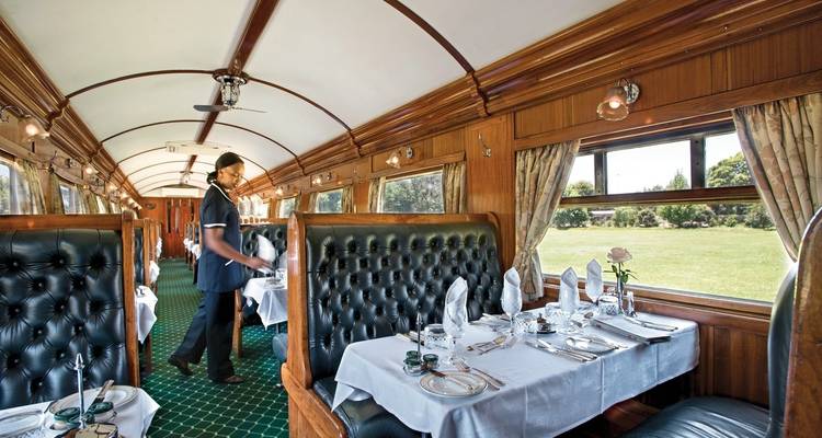 Luxueus interieur van een restauratiewagon
