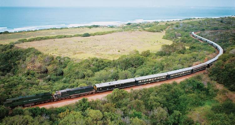 Trein die langs een kustlijnspoor rijdt