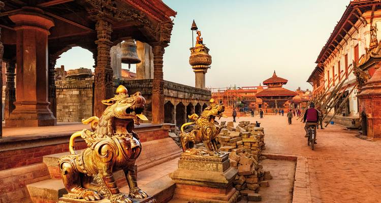 Historischer Innenhof mit goldenen Statuen.