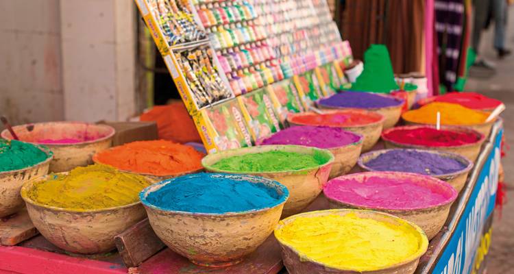 Bunte Pulver in Schalen auf einem Marktplatz.