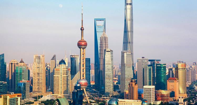 Moderne Skyline von Shanghai mit hohen Wolkenkratzern.