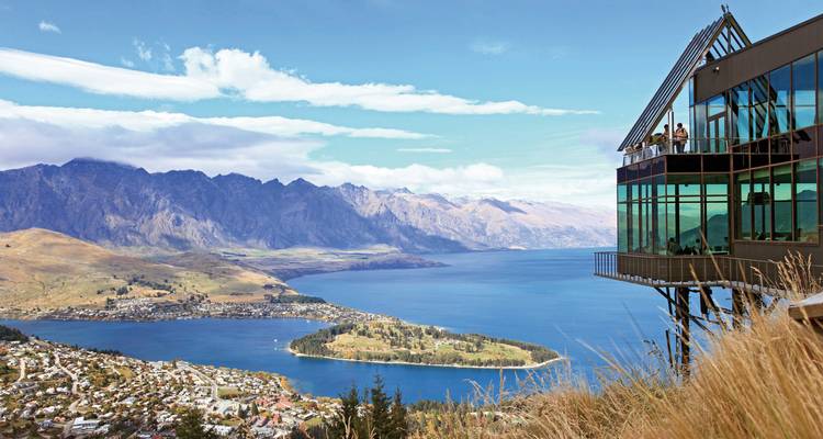 Skyline-Blick von Queenstown mit See und Bergen