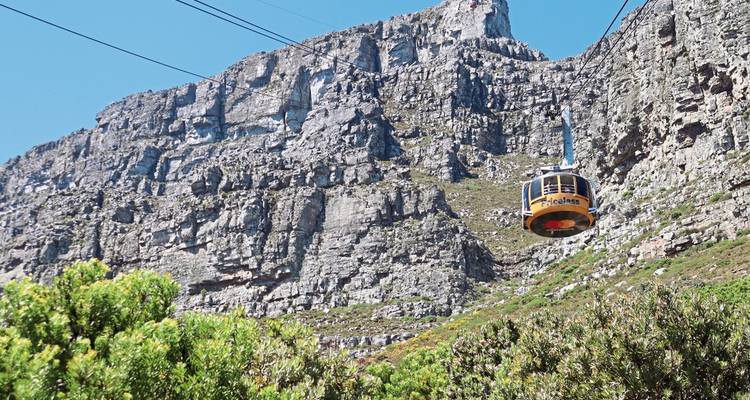 Revolvierende Seilbahn, die unter klarem Himmel die steilen Klippen des Tafelbergs hinaufführt.