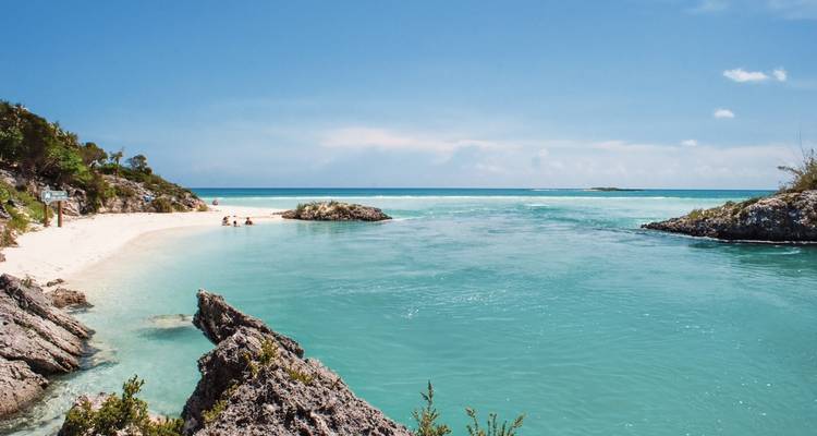 Schilderachtig uitzicht op een serene turquoise baai met rotsformaties.