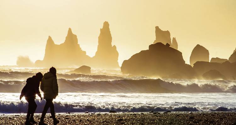 Strand mit Felsformationen bei Sonnenuntergang