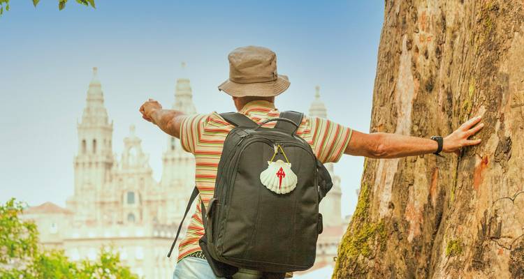 Routard pointant vers une cathédrale au loin.
