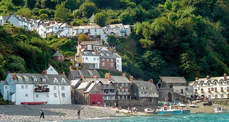 El pintoresco pueblo pesquero de Clovelly se aferra a una ladera verde y empinada sobre una playa de guijarros.