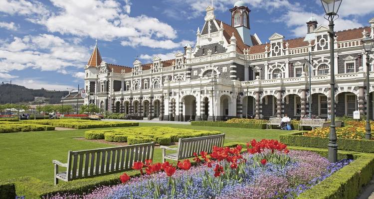 Historischer Bahnhof mit Blumengärten.