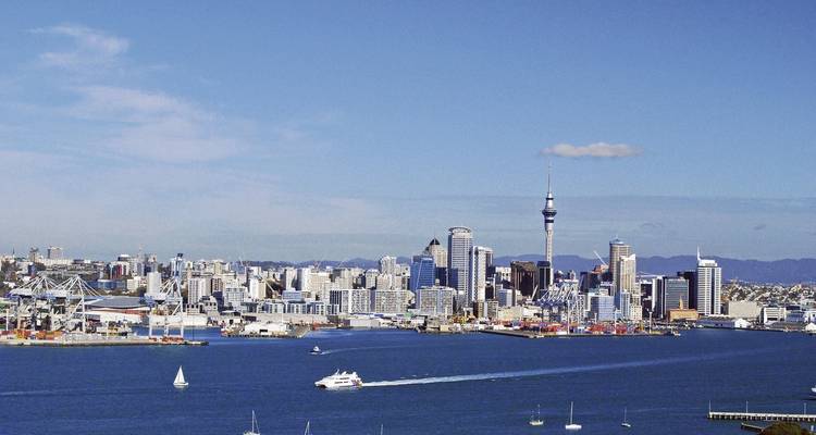 Auckland-Skyline mit Hafen und sichtbarem Sky Tower.