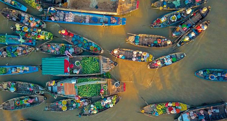 Luftaufnahme von bunten Booten auf einem Fluss.